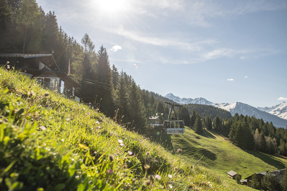 Ride with the Montafoner Kristbergbahn – in the background, the impressive panorama of the Lobspitz massif and the Fellimännle in the Austrian Alps.