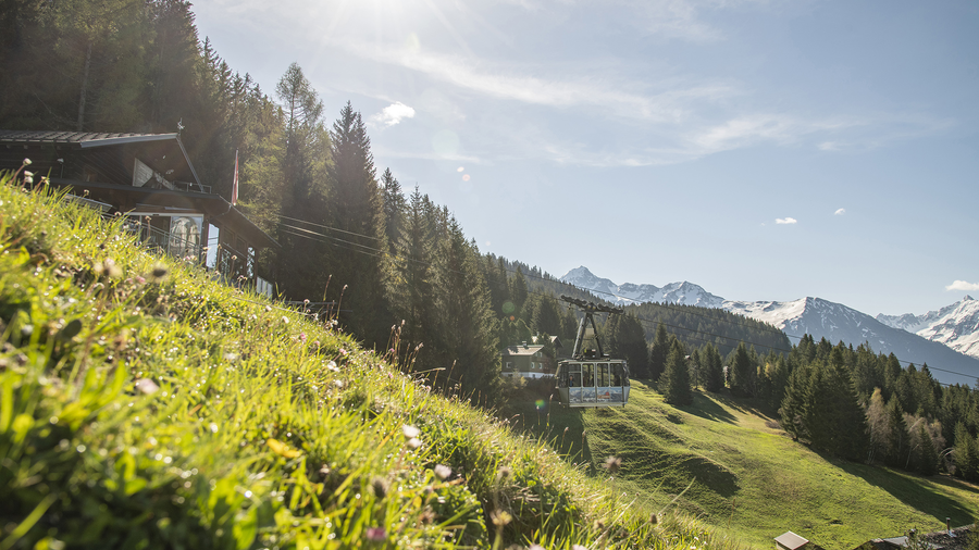 Fahrt mit der Montafoner Kristbergbahn – im Hintergrund das beeindruckende Panorama auf das Lobspitzmassiv und dem Fellimännle in den österreichischen Alpen. | © Montafoner Kristbergbahn Silbertal GmbH - Patrick Säly Photography - https://patricksaely.com