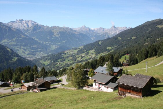 Majestic view from Kristberg in Silbertal – the Rätikon mountain range with the Drei Türme, the Schesaplana and the Zimba stretches across the alpine landscape of the Austrian Alps.